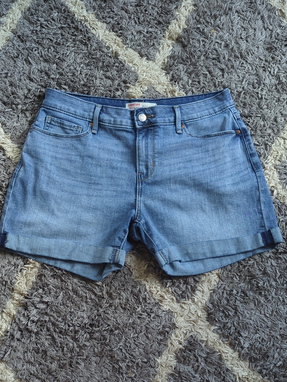 Signature Levi Strauss Classic Blue Denim Mid-Rise Women's Shorts Size 8 / 29